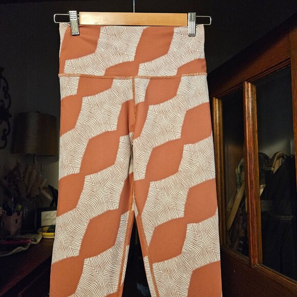 Aerie Women's Leggings - Diamond Pattern - Coral & White - Size Medium - Picture 2 of 8